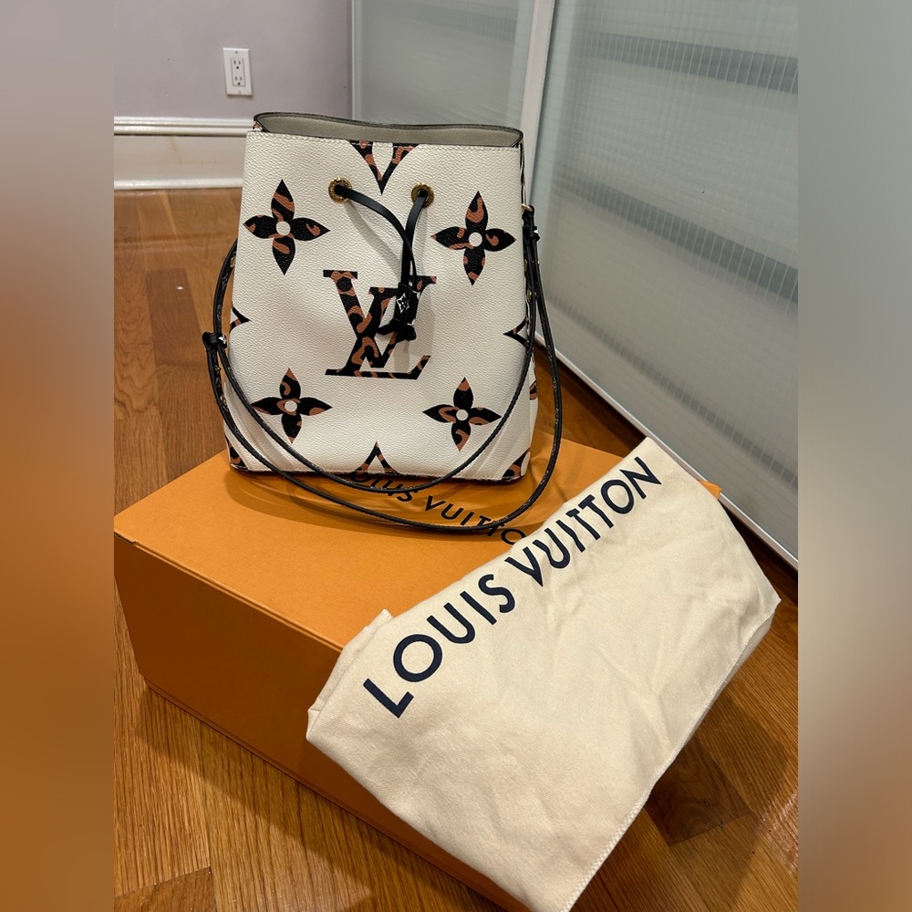 Louis Vuitton Monogram Giant Jungle Neonoe Bag New , without Tag